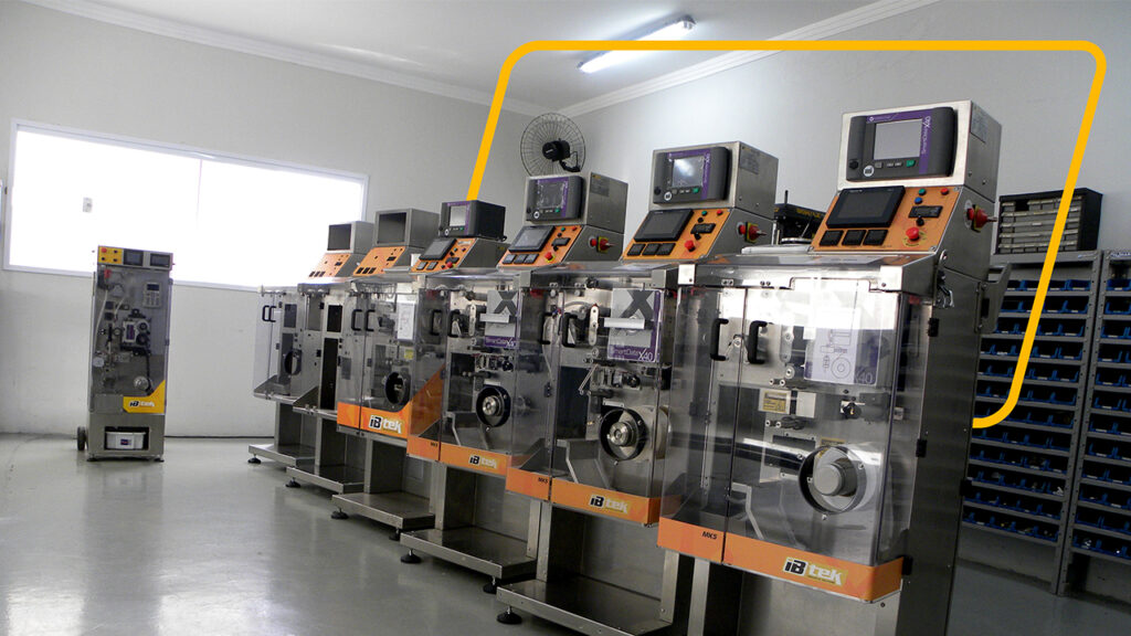 Máquinas integradas de uma linha completa de envase operando de forma automatizada na indústria, representando as soluções em equipamentos da iBTEK.